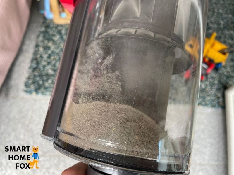 Voller Staubbehälter des Dyson Akku-Staubsaugers